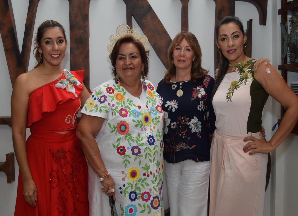 Esperanza de Zamora, junto a sus amigas Kety Cardozo, Mercedes de Losada y Edna Cardozo.